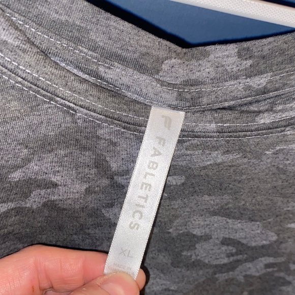 Fabletics Gray Camo Shirt Sleeve Cropped Top - Picture 2 of 4
